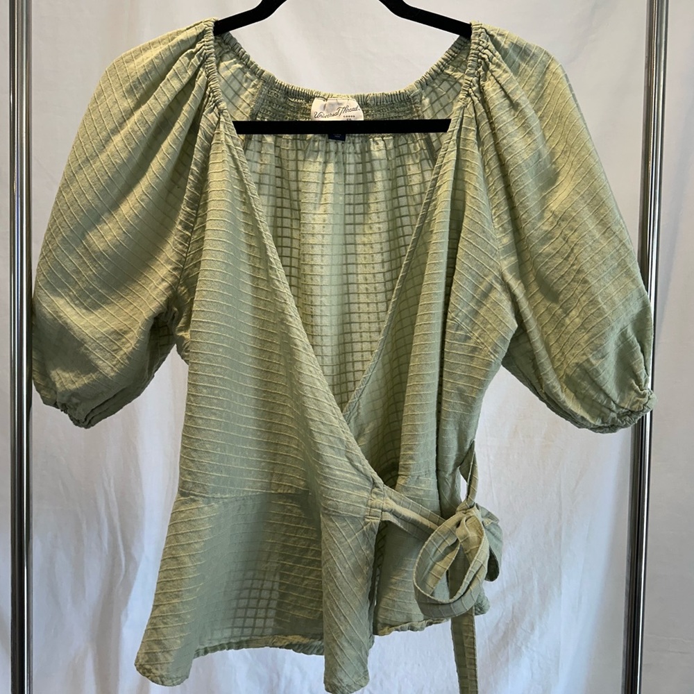 Universal Threads Women’s Cotton Green Wrap Top size Medium